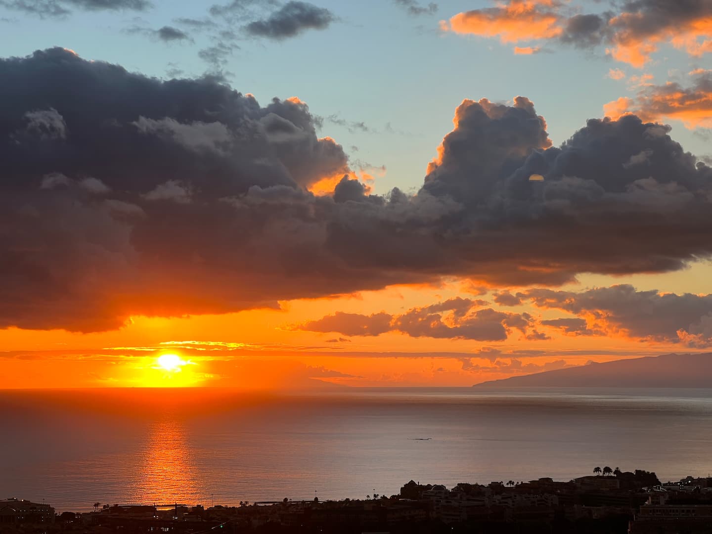 Tramonto sull’oceano dall’alloggio nel sud di Tenerife